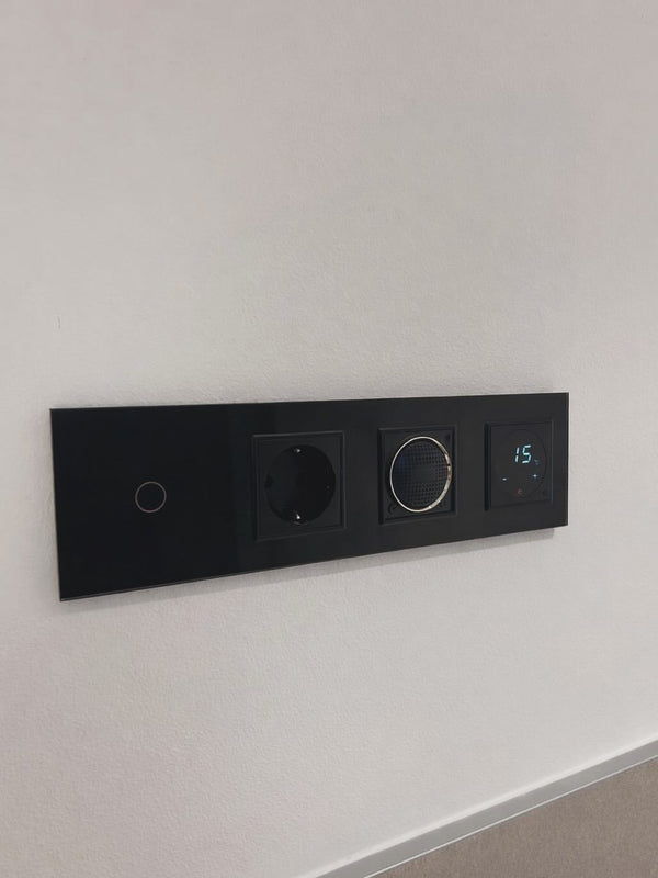 Zwart 4-voudig glazen afdekraam met touch schakelaar stopcontact Bluetooth speaker en thermostaat