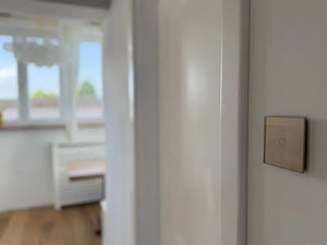 Slimme livolo schakelaar geplaatst op de slaapkamer in een huurwoning