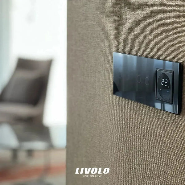 Grijze Livolo thermostaat met touchschakelaar in een moderne woonkamer