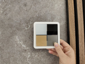 Livolo sample kaart getoond op de muur in woning voor bepalen kleur