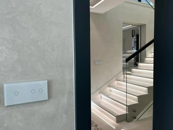 Wisselschakelaar of hotelschakelaar voor bediening van één lamp vanaf meerdere plaatsen
