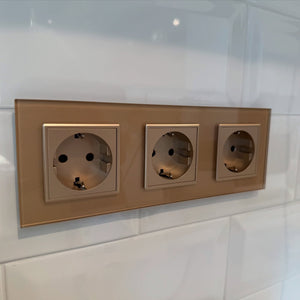 afdekkap stopcontact met klapdeksel en IP44‑bescherming in badkamer