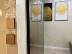 Licht schakelaar ingebouwd in moderne woonkamer