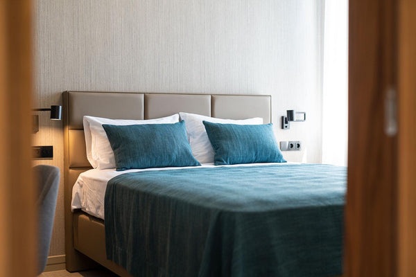 Zwart schakelmateriaal voor bij uw bed in de slaapkamer