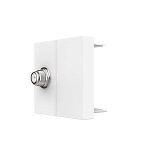 Witte satelliet wandaansluiting met afdekpositie voor een nette antenneverbinding