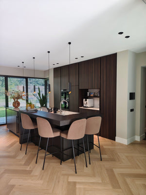 Zwarte Livolo wandcontactdoos met glasafwerking toegepast in het interieur van de villa