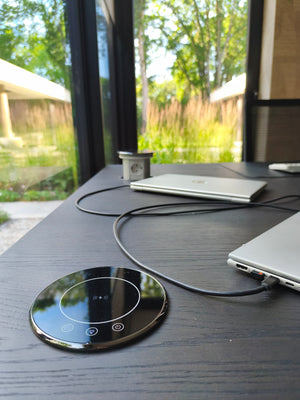 Bureau met automatische Livolo pop-up stopcontacten, USB, USB-C en draadloos opladen